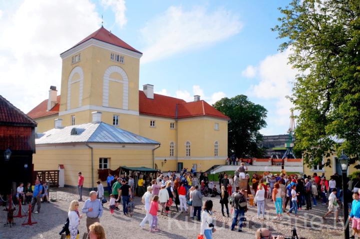 Pilsētas svētku pasākums pils pagalmā